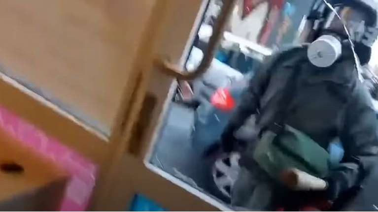 Εξάρχεια: ΕΔΕ για τον αστυνομικό των ΜΑΤ που σπάει τζαμαρία και φωνάζει &quot;ναι, είμαι τρελός&quot;