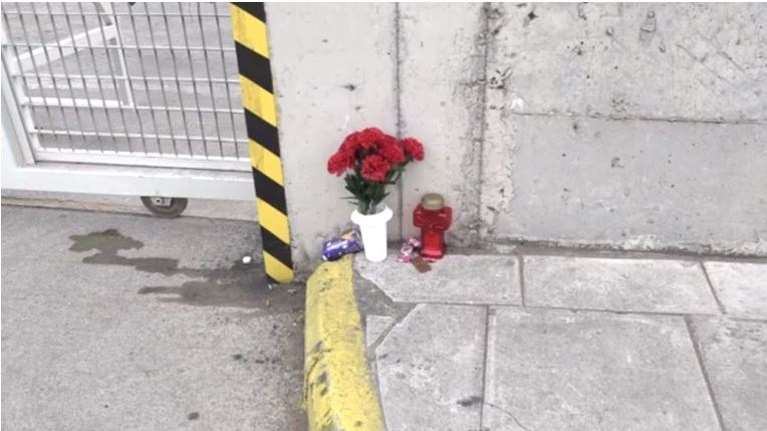 Ενταση στο Κερατσίνι: Συγγενείς της 8χρονης που σκοτώθηκε επιχείρησαν να γκρεμίσουν την φονική μεταλλική πόρτα