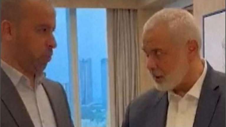 Η στιγμή που ο ηγέτης της Χαμάς μαθαίνει ότι σκοτώθηκαν οι 3 γιοι του και τα εγγόνια του- &quot;Ας συνεχίσουμε την ξενάγηση...&quot; [βίντεο]