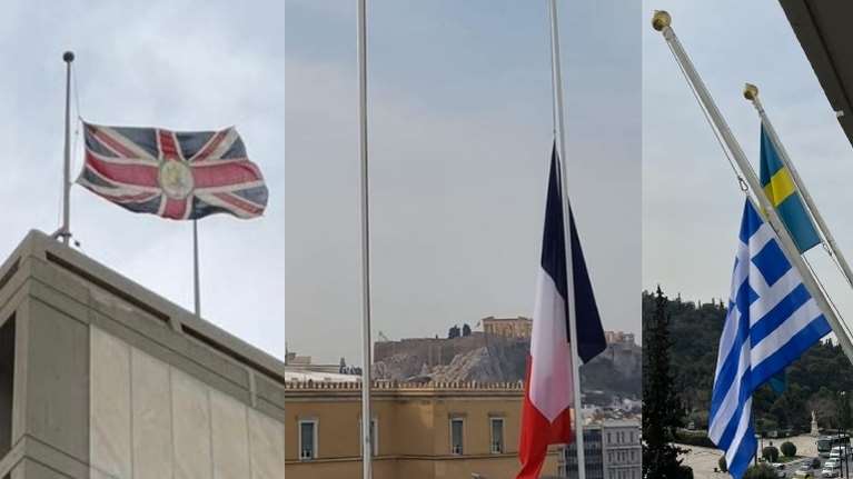 Τραγωδία στα Τέμπη: Μεσίστιες σημαίες στις ευρωπαϊκές πρεσβείες στην Αθήνα