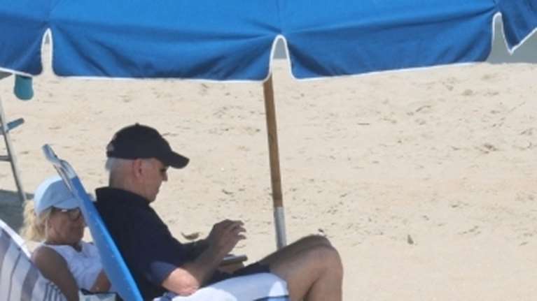 Οι διακοπές των ηγετών: Ο Τζο στην ξαπλώστρα, ο Ρίσι στη Disneyland κι ο Εμανουέλ στο νησί των προέδρων