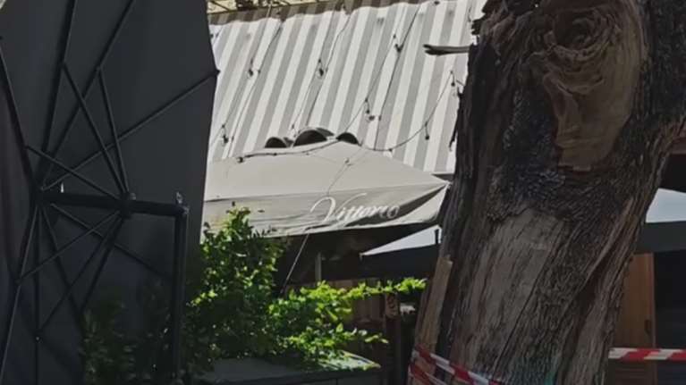 Επεσε δέντρο στην πλατεία Αγίας Ειρήνης στο κέντρο της Αθήνας – Δύο τραυματίες [βίντεο]