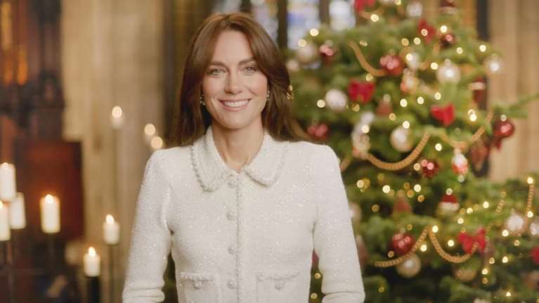 Η Κέιτ Μίντλετον στα λευκά με πέρλες και παγιέτες: Το μήνυμα αθωότητας και η σικάτη εμφάνιση μετά τα ρατσιστικά σχόλια