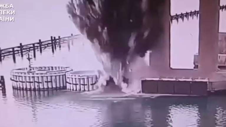 Νέο χτύπημα: Οι Ουκρανοί ανατίναξαν για 2η φορά το καμάρι του Πούτιν - Έκρηξη στη γέφυρα της Κριμαίας με 1.100 κιλά TNT