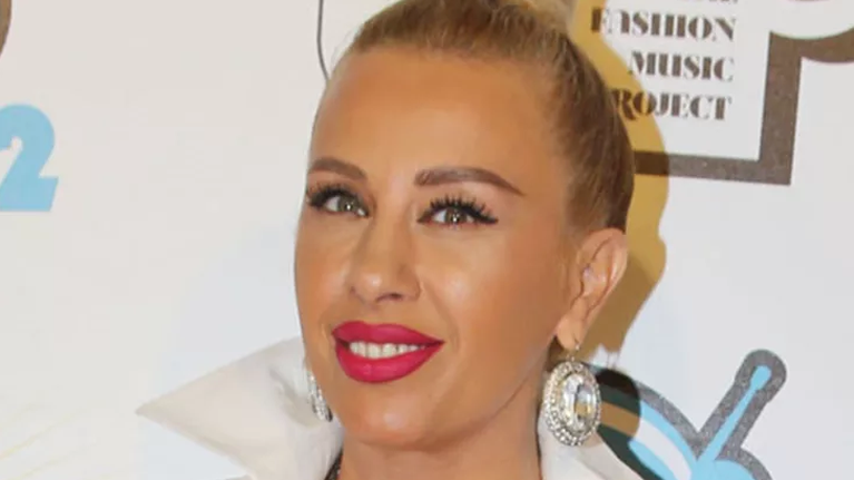 Μια κούκλα: Η πανύψηλη κόρη της Μαστροκώστα και του Δέλλα στο γήπεδο με τη μαμά της