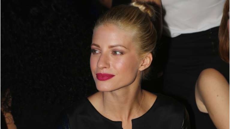 Σε κοσμικό πάρτι στην Αθήνα η εγκυμονούσα Ευαγγελία Αραβανή και ο επιχειρηματίας σύντροφός της