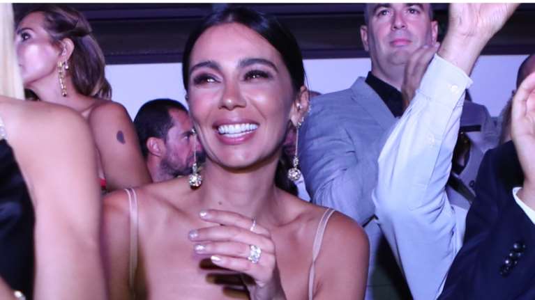 Ολυμπία Χοψονίδου: Εντυπωσιακή με μίνι ταγιέρ και μπούστο στον γάμο του Γιάννη Αντετοκούνμπο