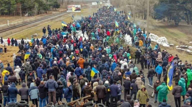 Αοπλοι Ουκρανοί εμποδίζουν τους Ρώσους να μπουν στην πόλη Enerhoda- Η φωτό που ανέβασε ο ΥΠΕΞ