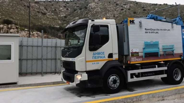 Βιασμός σε απορριμματοφόρο στο Πέραμα: Συμβασιούχος του δήμου Πειραιά καταγγέλλει πως τη βίασε στο φορτηγό ο οδηγός