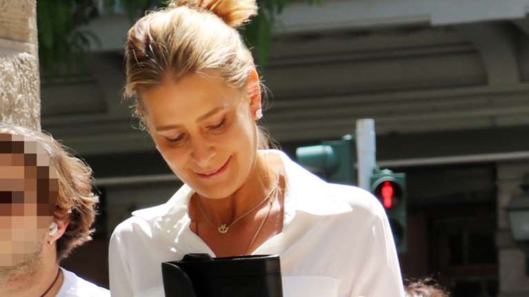 Κολάν, sneakers και λευκό πουκάμισο: Η Τατιάνα Μπλάτνικ έκανε τον απόλυτο athleisure συνδυασμό