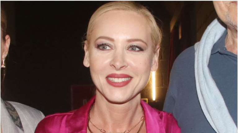 Φαίη Ξυλά: Το σατέν deux pieces από τα Zara που συνδύασε με λιλά γόβες και η πολύ αμφιλεγόμενη τσάντα της