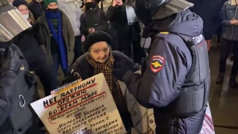 Χειροπέδες σε διαδηλωτές κατά του πολέμου στη Ρωσία: Συνέλαβαν μέχρι και την επιζήσασα της πολιορκίας του Λένινγκραντ