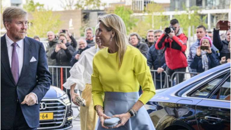 Απροσδόκητη ξανά η βασίλισσα Μάξιμα: Φόρεσε ένα ανδρικό scuba top με τεράστια ολομέταξη ψηλόμεση φούστα και 12ποντα