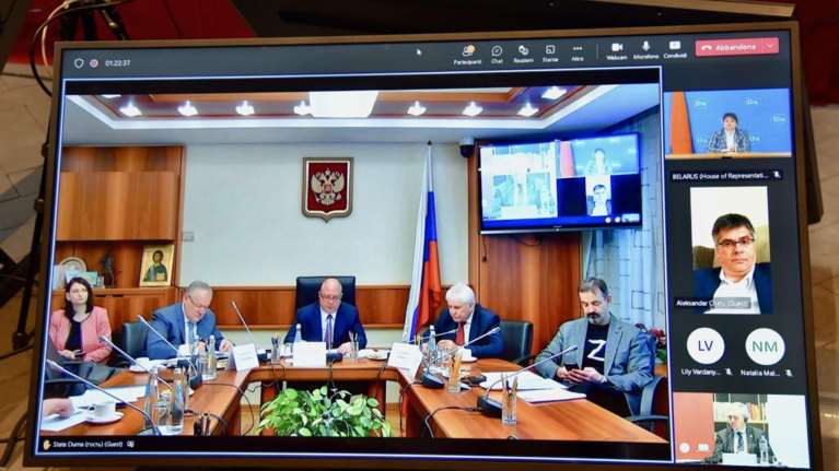 Επεισόδιο Χαρακόπουλου με Ρώσο βουλευτή: Τον επέπληξε για το προκλητικό μπλουζάκι με το "Ζ"