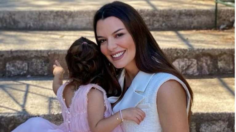 Νικολέττα Ράλλη: Ξυπόλητη με μίνι ροζ φόρεμα με φουσκωτά μανίκια στη βάφτιση της κόρης της