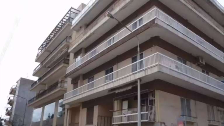 Απίστευτο σκηνικό στην Ξάνθη: Κολώνα της ΔΕΗ περνάει μέσα από... μπαλκόνι πολυκατοικίας [βίντεο]