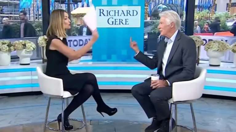 Η άσεμνη χειρονομία του Ρίτσαρντ Γκιρ σε τηλεοπτικό πλατό: Γιατί επέμενε ότι έπρεπε να το κάνει