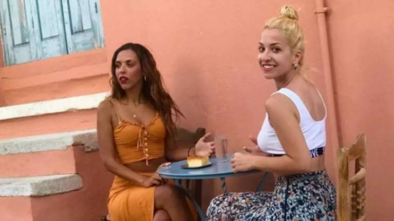 Τα δίδυμα που ξετρέλαναν τον Τομ Χανκς: Η συνάντηση στην Αντίπαρο με τα μωρά γνωστών δημοσιογράφων