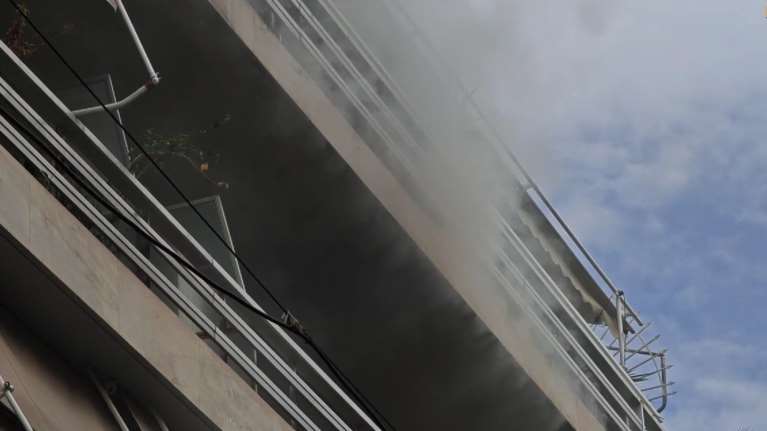 Φωτιά σε διαμέρισμα στη Μιχαλακοπούλου – Απομακρύνθηκε ηλικιωμένη γυναίκα [βίντεο]