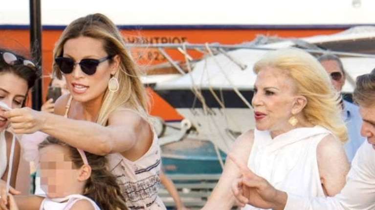 Μαριγώ Λαιμού Πατίτσα: Η σπάνια εμφάνιση της πεθεράς της Μαριέττας Χρουσαλά - Το ασημί πλεκτό φόρεμα και οι ασορτί μπότες