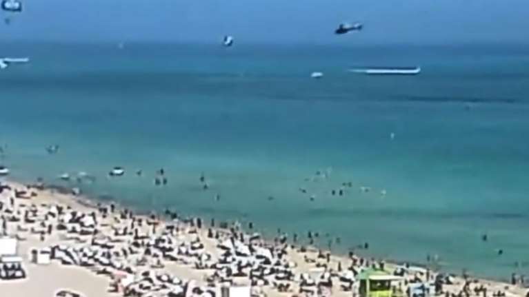 Μαϊάμι: Η στιγμή που ελικόπτερο πέφτει σε γεμάτη παραλία με λουόμενους - Δύο επιβαίνοντες στο νοσοκομείο [Βίντεο]