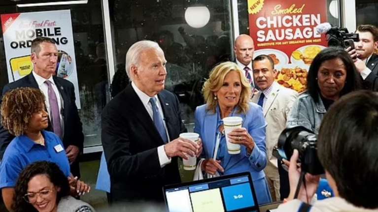 Ο Μπάιντεν δεν... κατάλαβε το φιάσκο στο ντιμπέιτ: &quot;Πιστεύω ότι τα πήγαμε καλά&quot; - Αμέσως μετά πήγε με τη Τζιλ σε φαστφουντάδικο