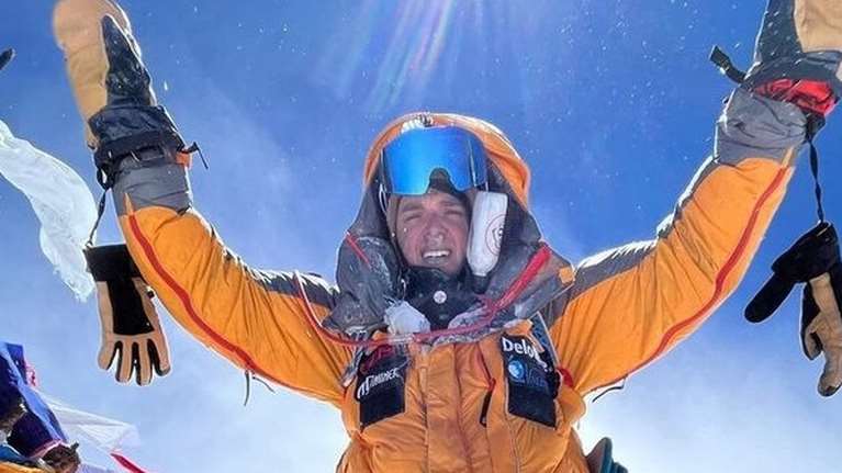 Στην κορυφή του κόσμου ο Μάριος Γιαννάκου - Σήκωσε την ελληνική σημαία στο Έβερεστ