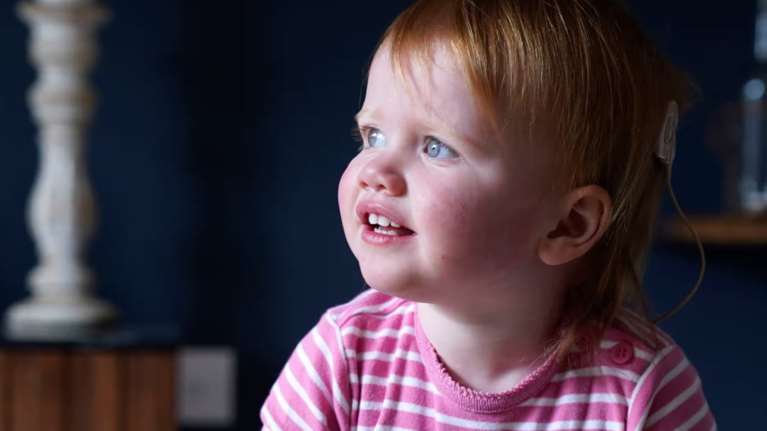 Γεννήθηκε εντελώς κωφή αλλά μέσα σε 16 λεπτά χάρη σε πρωτοποριακή θεραπεία μπορεί να ακούσει - Νέα εποχή για τη θεραπεία κώφωσης