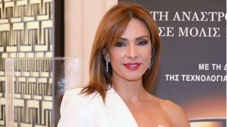 Μαρία Σαράφογλου: Η σπάνια κοσμική εμφάνιση με ασύμμετρο μίνι blazer dress με ένα μανίκι και τσάντα Louis Vuitton