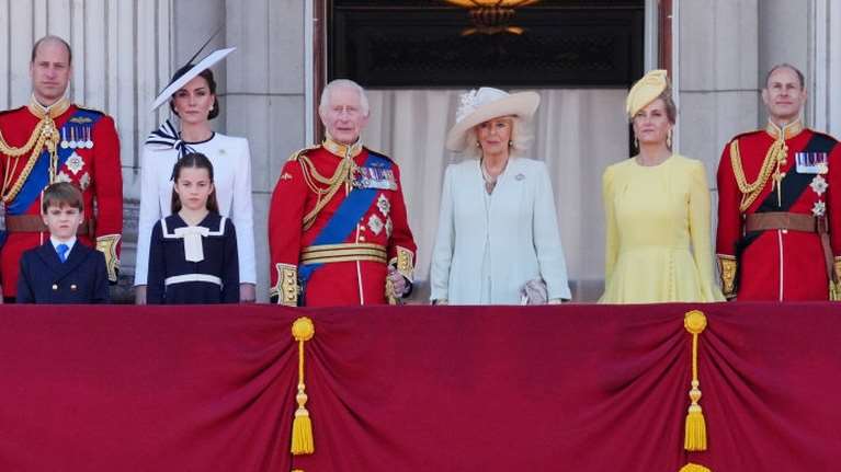 Trooping the Colour: Ο,τι πρέπει να γνωρίζεις για τη σημερινή μεγάλη ημέρα για τη βρετανική βασιλική οικογένεια