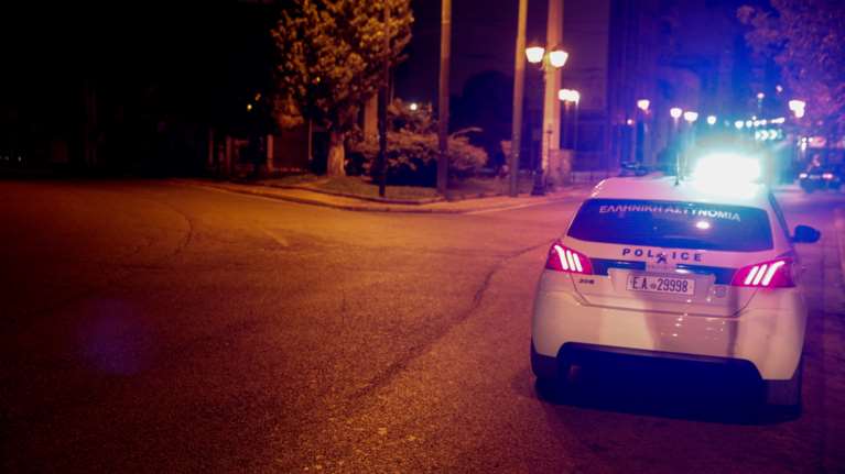 Θρίλερ στην Αργυρούπολη: Συνταξιούχος αστυνομικός νεκρός μέσα σε αυτοκίνητο - Πού στρέφονται οι έρευνες