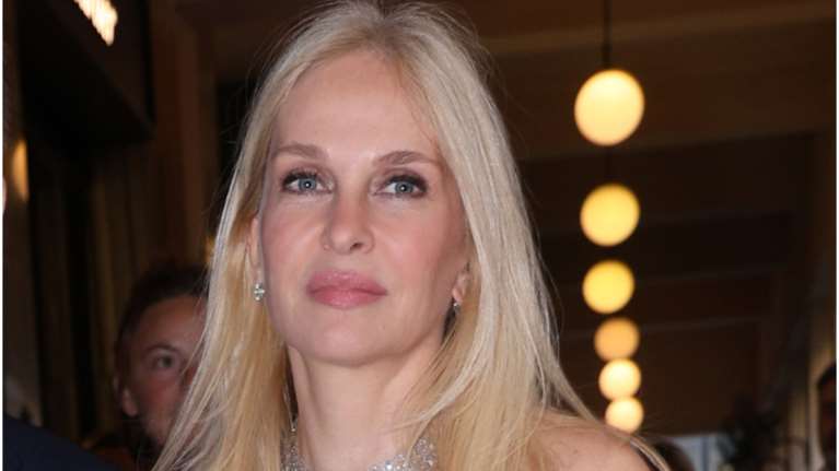 Απογείωσε το φλοράλ η Μαρί Κωνσταντάτου: Σικάτη με λινό deux pieces στην Αθηναϊκή Ριβιέρα