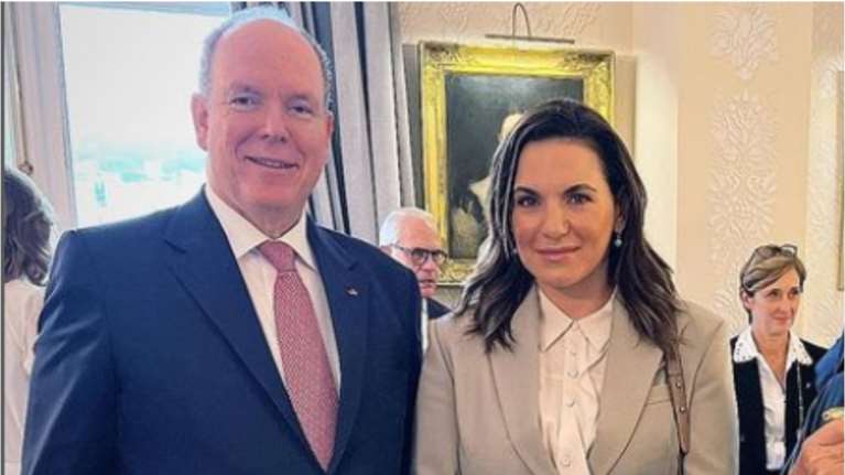 Όλγα Κεφαλογιάννη: Η στιλάτη εμφάνιση με γκρεζ κοστούμι στο Μονακό δίπλα στον πρίγκιπα Αλβέρτο