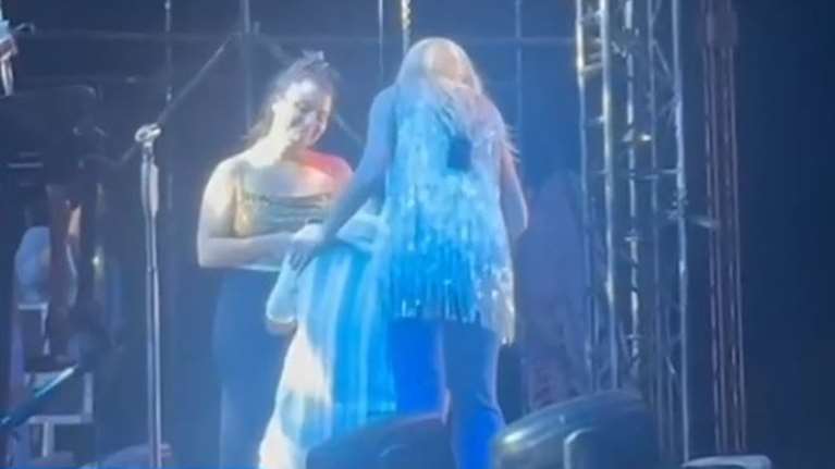 Νατάσα Θεοδωρίδου: Ιδιαίτερη στιγμή σε συναυλία της στη Θεσσαλονίκη - Ποιος έκανε πρόταση γάμου on stage