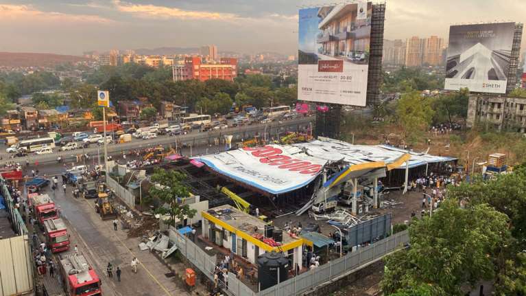 Τραγωδία στη Βομβάη: Γιγαντοαφίσα έπεσε και καταπλάκωσε πεζούς - Τουλάχιστον 14 νεκροί - Βίντεο με τη στιγμή της πτώσης