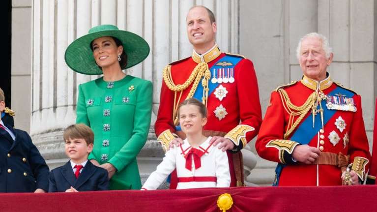 Η γαλαζοαίματη που μαγνήτισε τα βλέμματα με το πανάκριβο τσόκερ της- Με τέσσερις σειρές μαργαριτάρια, διαμάντια και τεράστιο ζαφείρι