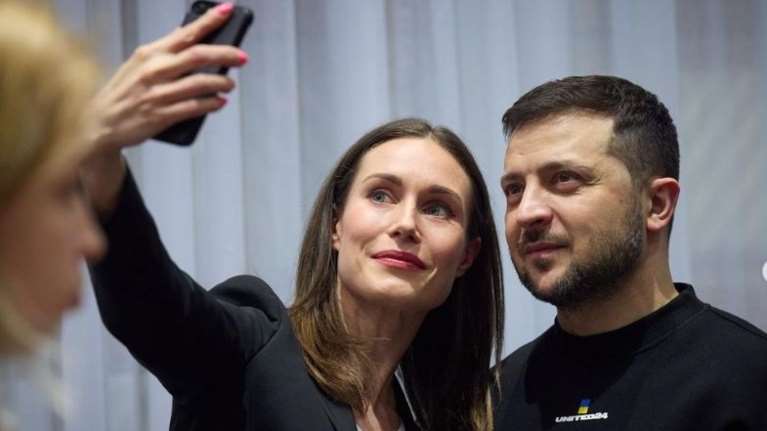Ζελένσκι και Σάνα Μαρίν: Η σέλφι της πρωθυπουργού της Φινλανδίας με τον πρόεδρο της Ουκρανίας στις Βρυξέλλες