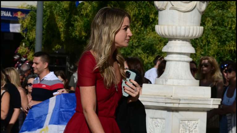 Χρυσή Βαρδινογιάννη: Η elegant εμφάνιση στον γάμο της Θεοδώρας με bardot off shoulder μάξι φόρεμα με εντυπωσιακό ντεκολτέ