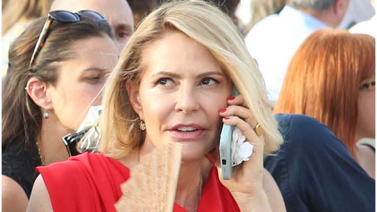 Τζένη Μπαλατσινού: Το &quot;λάθος&quot; με το cut out στο φόρεμά της - Το διόρθωσε μπροστά στον κόσμο ο σχεδιαστής