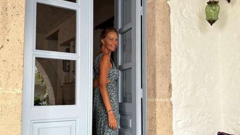 Η Τζένη Μπαλατσινού ανάμεσα στους παιδικούς της φίλους - Η διαφορετική εικόνα της