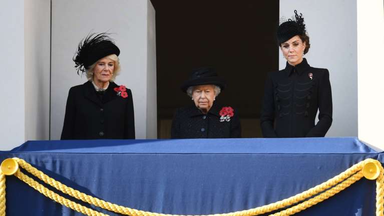 Βασιλικό dress code: Γιατί όλες οι royals επιβάλλεται να φορούν καπέλα στην κηδεία του Πρίγκιπα Φίλιππου