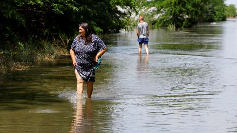 Φράγμα στη Χερσώνα: Σε απόγνωση χιλιάδες πλημμυροπαθείς - Τους πετάνε εμφιαλωμένο νερό με drone [Βίντεο]