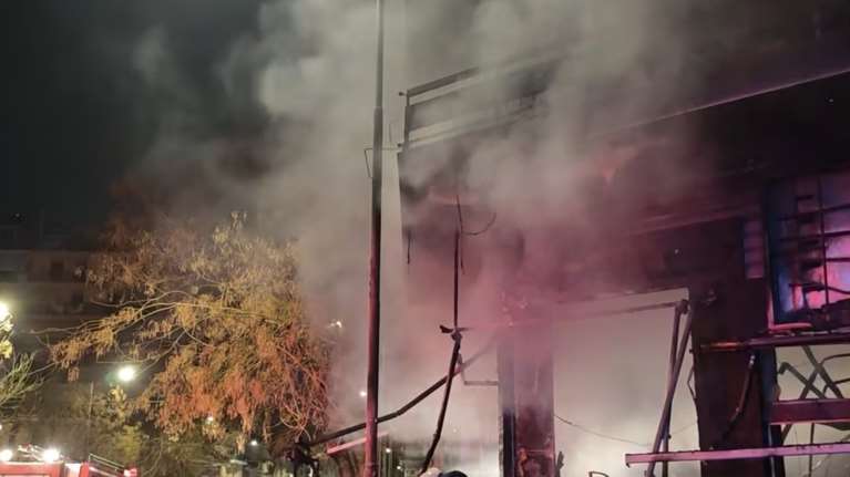 Μεγάλη φωτιά σε φούρνο στον Νέο Κόσμο – Στάχτη έγινε η επιχείρηση, κάηκαν και αυτοκίνητα [βίντεο]