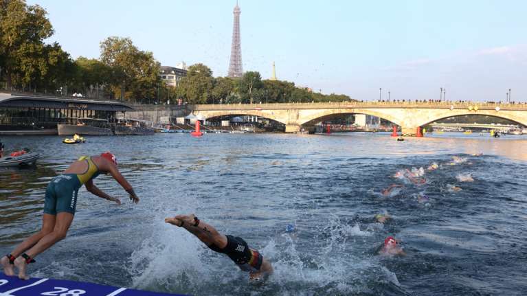 Κολύμβηση για πρώτη φορά έπειτα από 100 χρόνια στον Σηκουάνα ενόψει Ολυμπιακών Αγώνων: Αθλήτριες ή πειραματόζωα;