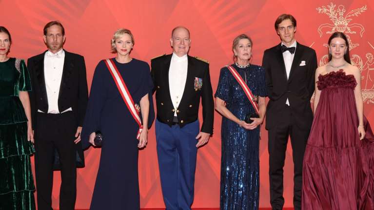 Λαμπερές στην όπερα οι royals του Μονακό: Τα βελούδινα, τα διαμάντια και το Old Hollywood look της πριγκίπισσας Σαρλίν