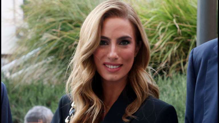 Λένα Φλυτζάνη: Η σπάνια δημόσια εμφάνιση της παρουσιάστριας - Το total black look της με σικάτο, καλοραμμένο κοστούμι