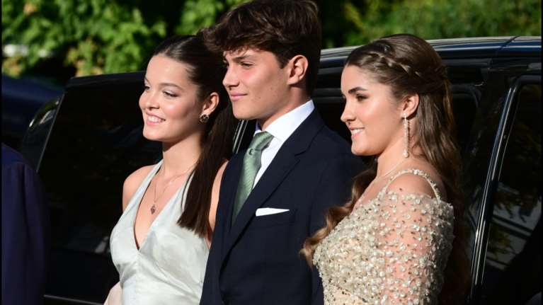 Αμέλια Μοράλες y Grecia: Το αμφιλεγόμενο φόρεμα της κούκλας κόρης της Αλεξίας στον γάμο της Θεοδώρας