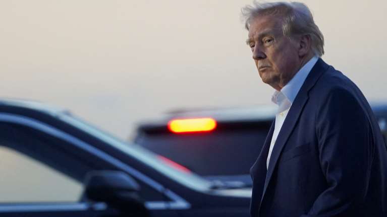 Ράβε-ξήλωνε στους δασμούς από τον Τραμπ: Εξαιρεί smartphone, ηλεκτρονικούς υπολογιστές και τσιπάκια