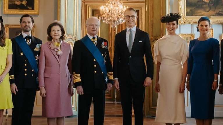 Η Πρώτη Κυρία που &quot;έσβησε&quot; τις Σουηδές royals: To υπέρκομψο λευκό σύνολο και οι πριγκίπισσες που ντύθηκαν σουηδική &quot;σημαία&quot;