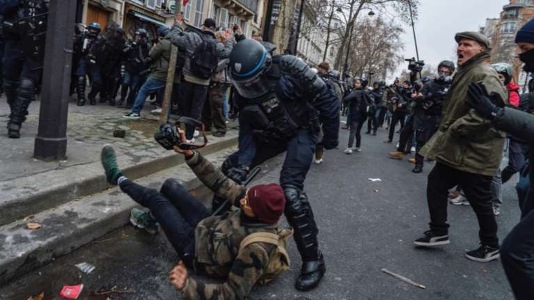 Libération: Γάλλος διαδηλωτής έχασε τον ένα του όρχι μετά από χτύπημα από αστυνομικούς- Τι καταγγέλλει